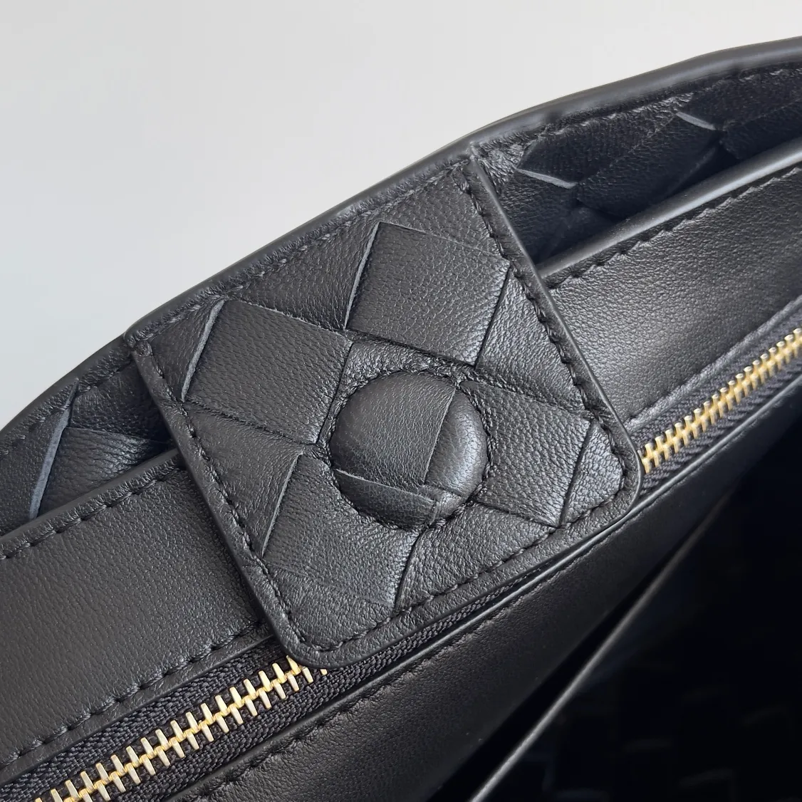 Batch 1960 BOTTEGA VENETA 2024 spring and summer new small ANDIAMO chain bag is also available! 🔥🔥I believe many friends have been waiting for a long time. The metallic chain adds a touch of sophistication to the original softness and elegance of Andiamo. The collision of classic craftsmanship and elegance creates a different kind of beauty. Style number: 786008 Size: 25*22*10.5cm